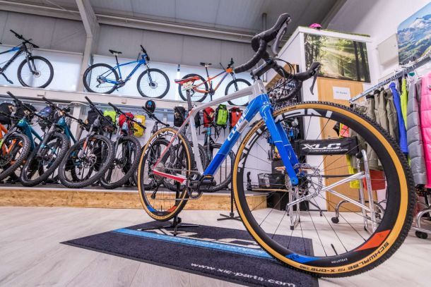 JuMa Zweiräder Glattbach Aschaffenburg - In unserem Verkaufsraum finden Sie eine große Auswahl an Rädern und Zubehör